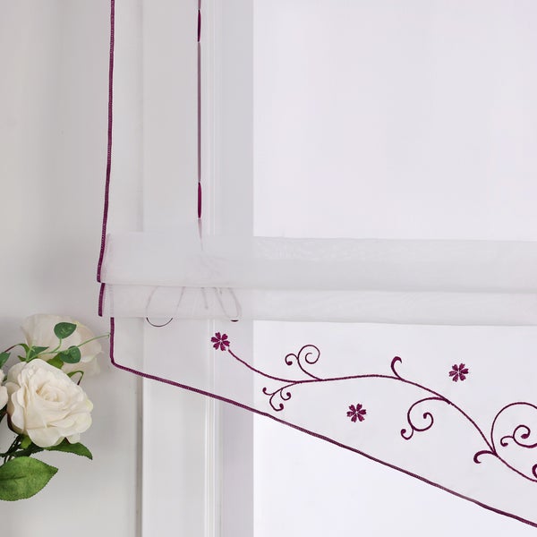 Fensterdekoration mit Blumenmuster