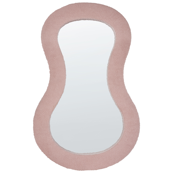 Wandspiegel mit organisch geschwungenem Rahmen aus rosa Teddy-Stoff.