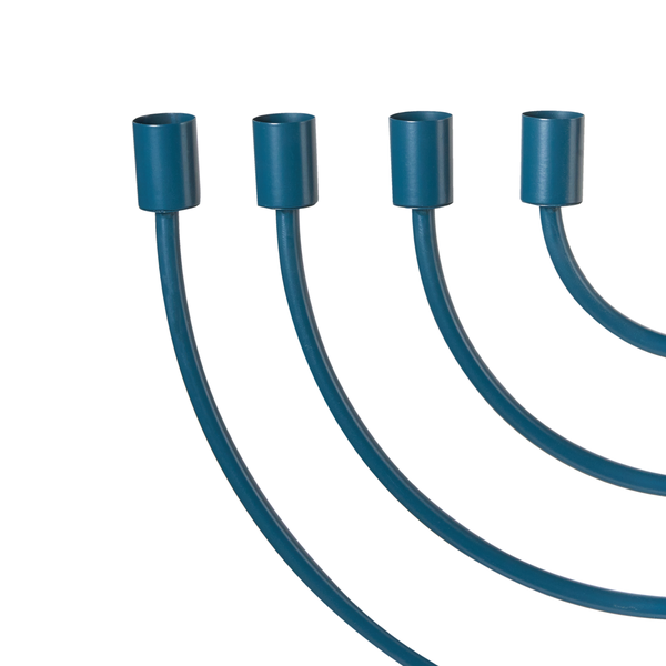 Nahaufnahme eines blauen Kerzenständers mit vier Armen