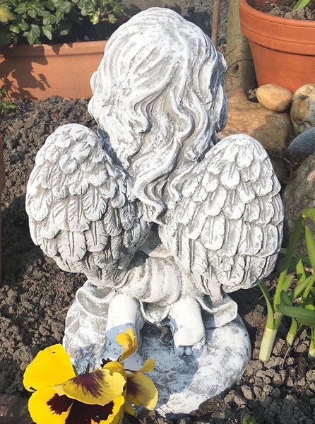 Gartenfigur Engel aus Steinguss in sitzender Position für den Außenbereich
