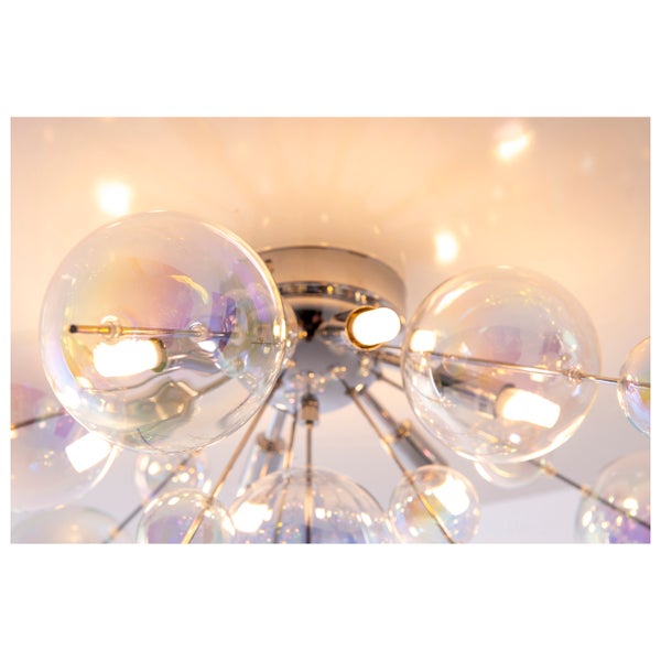 Wohnzimmer mit Sofa, Zimmerpflanze, Wandbildern und Deckenleuchte für eine helle und organisierte Atmosphäre.