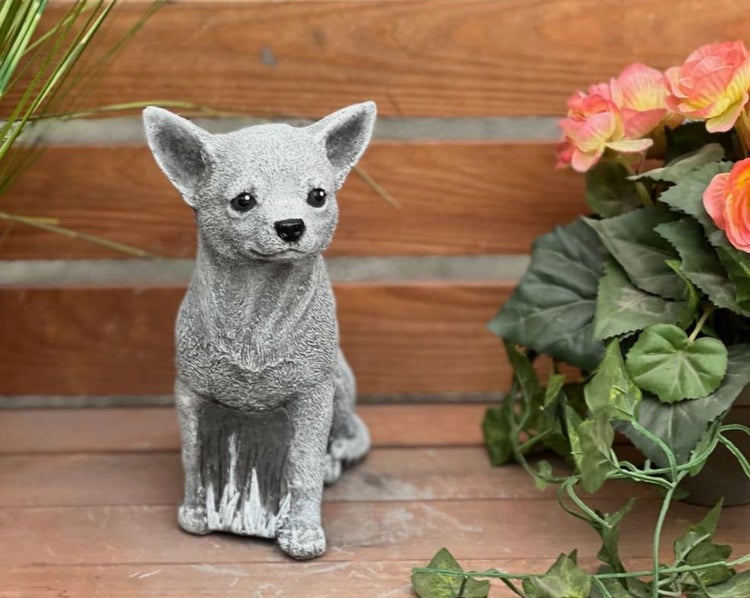 Gartenfigur sitzender Chihuahua in Steinoptik
