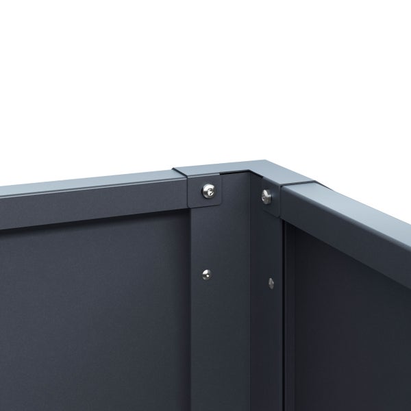 Detailansicht der stabilen Eckverbindung eines Metall-Hochbeets mit Schrauben.