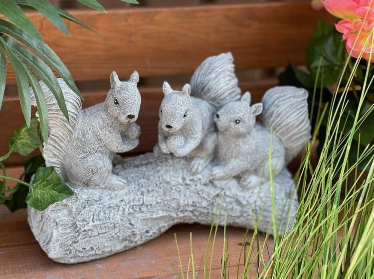Drei Eichhörnchen Gartenfigur aus Kunststein auf einem Baumstamm sitzend als dekorative Garten- und Balkondekoration.