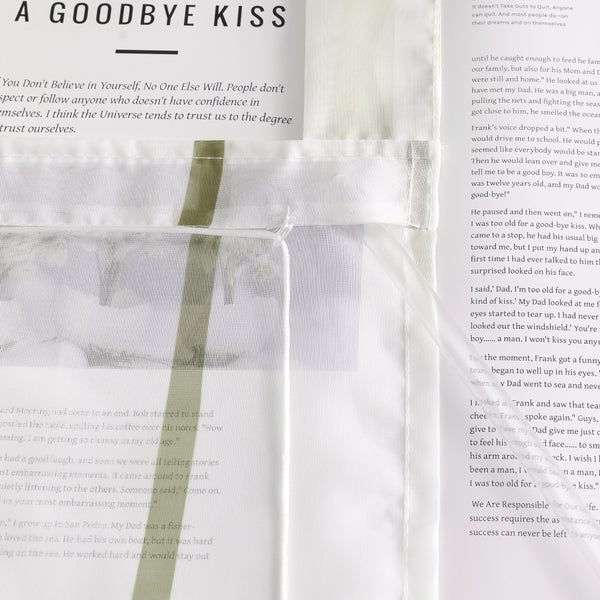 Dekorativer Stoff mit dem Titel A Goodbye Kiss