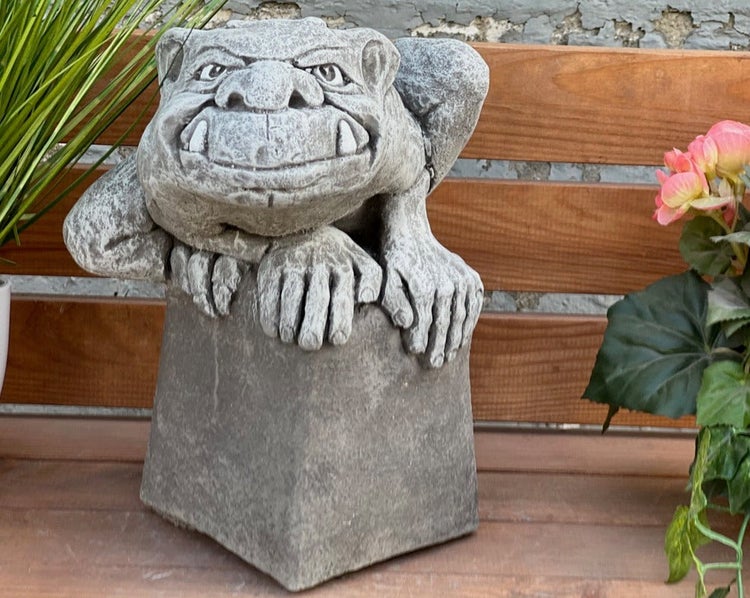 Gartenfigur Gargoyle aus Steinguss auf einem Sockel, wetterfeste Dekofigur für den Außenbereich.