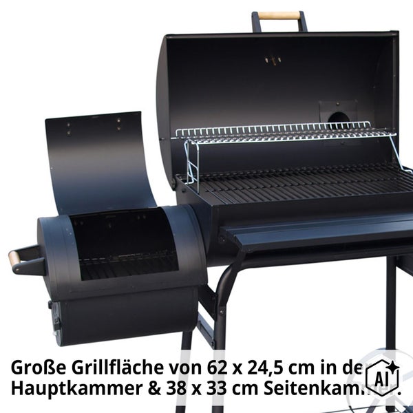 Smoker Grill aus Metall mit Hauptkammer und Seitenkammer sowie Grillrosten für Holzkohlebetrieb.