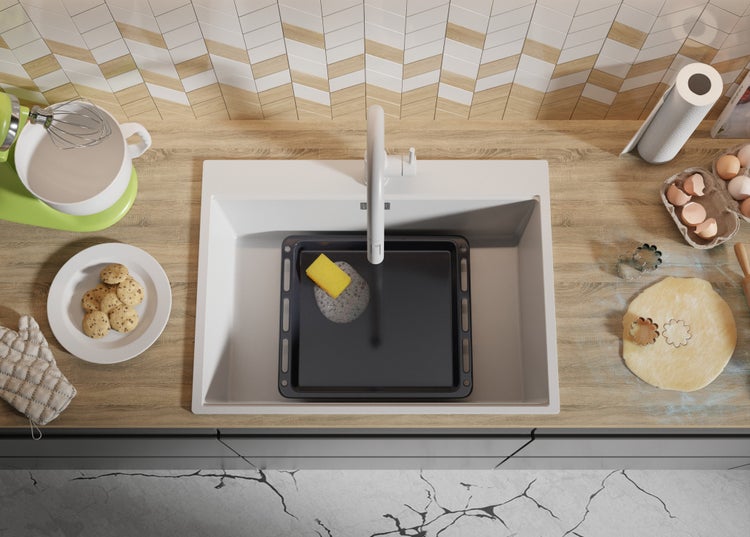 Küchenszene von oben mit Spüle, Geschirr, Teig und Backzutaten auf einer Arbeitsplatte.