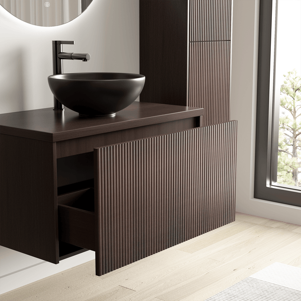 Modernes Badezimmer mit Waschtischunterschrank aus dunklem Holz, geriffelter Front, schwarzem Aufsatzwaschbecken und Armatur.