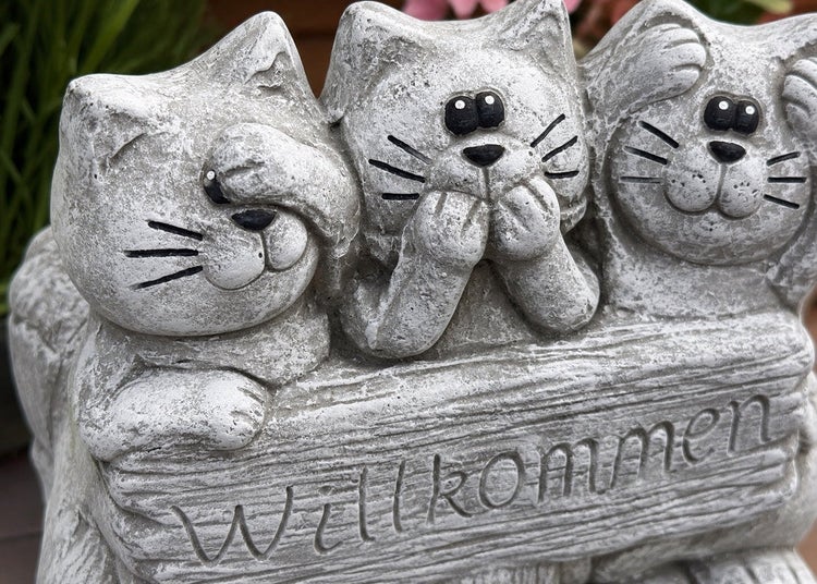 Drei Katzen Willkommensfigur aus Kunststein, sitzend auf einem Holzoptikschild, für den Außenbereich geeignet.