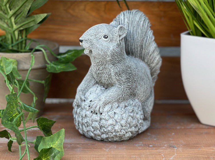 Steinfigur Eichhörnchen für die Gartendekoration