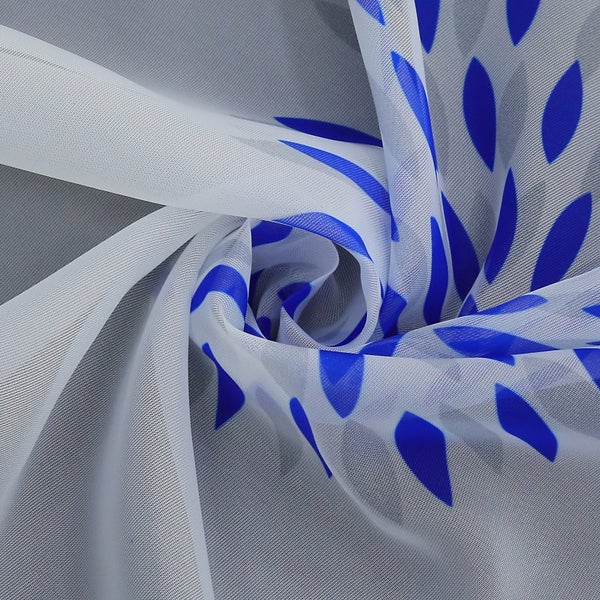 Dekorativer, weißer Stoff mit blauem Muster