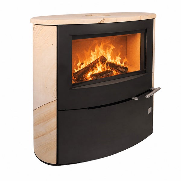 Moderner Kaminofen mit Natursteinverkleidung und brennendem Holzfeuer im Feuerraum.
