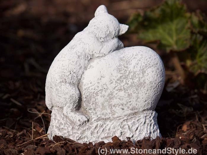 Steinfigur Katze auf Herz, witterungsbeständige Dekoration für den Garten aus Steinguss