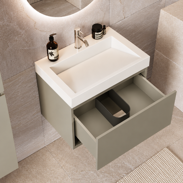 Wandmontierter Waschtischunterschrank mit offener Schublade und integriertem Waschbecken in modernem Design vor einer gefliesten Badezimmerwand.