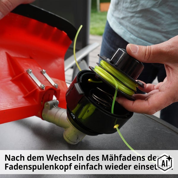 Person setzt die Fadenspule in den Trimmerkopf eines Rasentrimmers ein, um den Mähfaden zu wechseln.