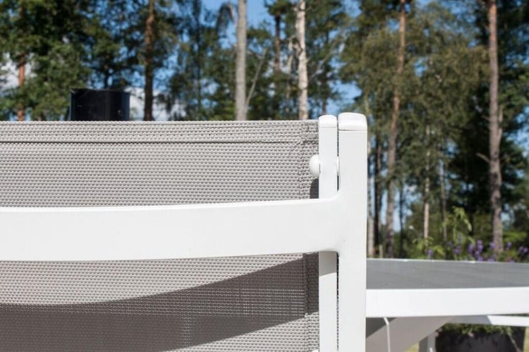 Detailansicht eines Gartenmöbelstücks mit Textilbespannung und weißem Rahmen