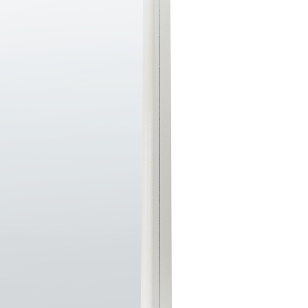 Dekoratives Interieur mit Stehlampe, Spiegel und Beistelltisch