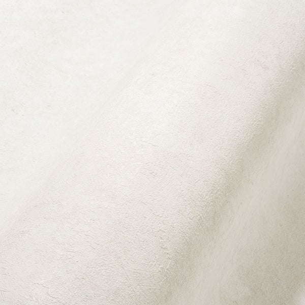 Zwei tragbare Lampen beleuchten eine Zeltlandschaft unter dem Sternenhimmel.