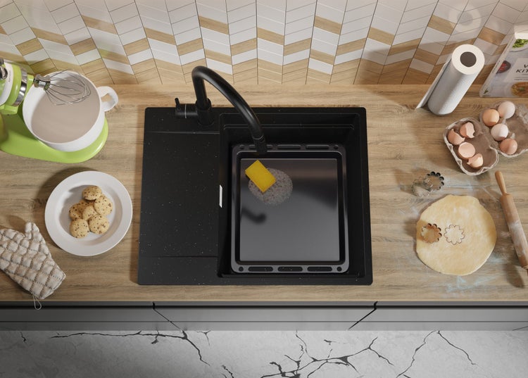 Küchenszene mit Spüle, Armatur, Backblech, Küchenmaschine, Teig und Backutensilien auf einer Küchentheke