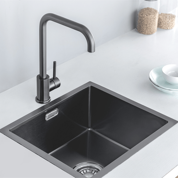 Einbau-Spülbecken aus Edelstahl mit passender Küchenarmatur in einer modernen Küche.