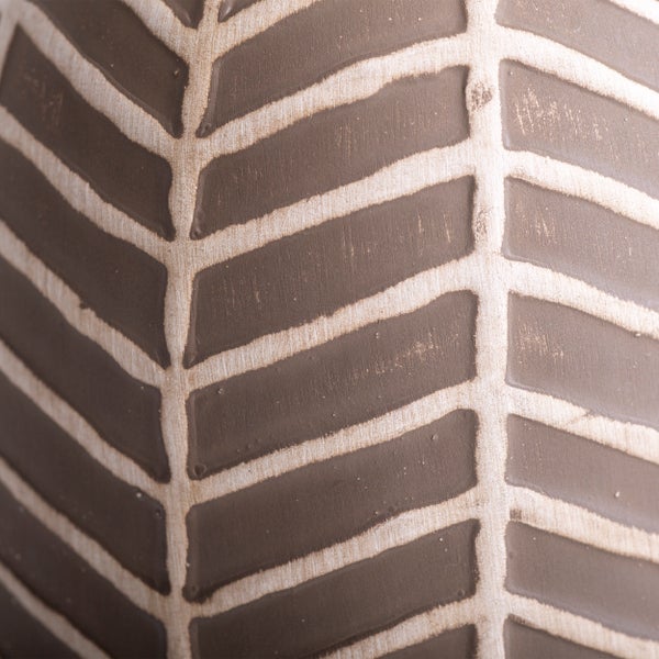 Detailaufnahme einer Vase mit grafischem Muster