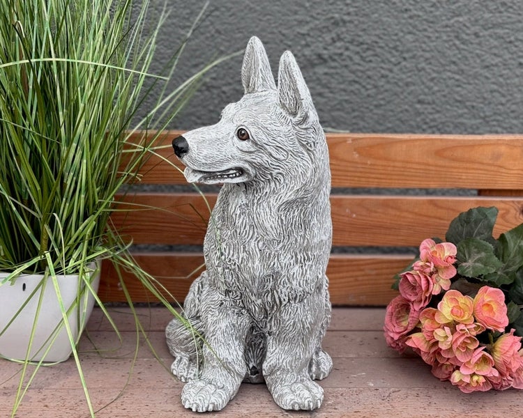 Gartenfigur sitzender Hund aus Steinguss in Steinoptik, detailreiche Tierfigur für die Gartendekoration.