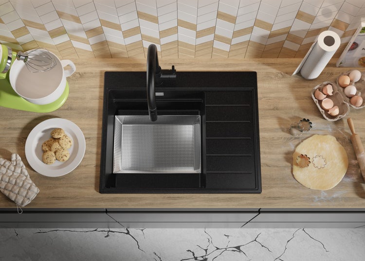 Draufsicht auf eine Küche mit Spüle, Armatur, Teig, Plätzchen und Küchenutensilien.