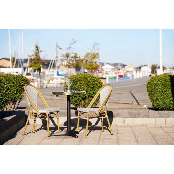 Tischgruppe mit zwei Stühlen und einem Tisch im Freien