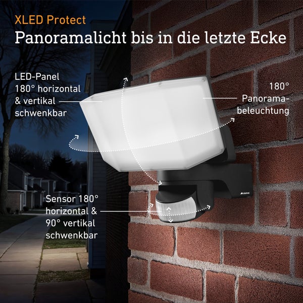 Steinel XLED Protect LED-Strahler mit Bewegungsmelder, 180 Grad schwenkbarem Panel und Sensor für Panorama-Außenbeleuchtung an einer Hauswand.