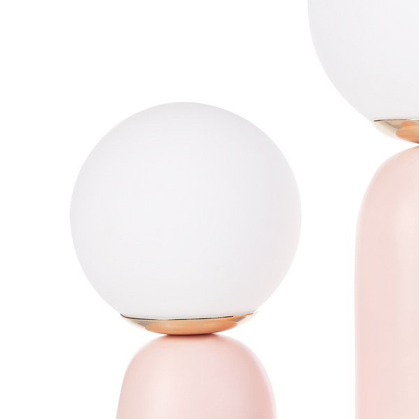 Tischleuchte mit Lampenschirm in Kugelform