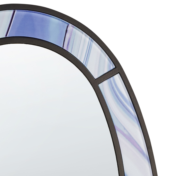 Detailansicht eines Spiegels mit einem Rahmen mit Farbverlauf