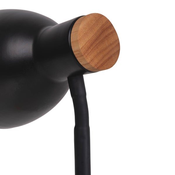 Detailaufnahme einer schwarzen Lampe mit Holzelement