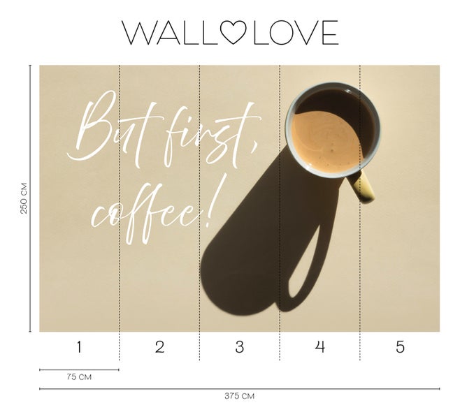 Wandbild mit dem Schriftzug 'But first, coffee!' und einer Tasse Kaffee, Maße 375 mal 250 Zentimeter