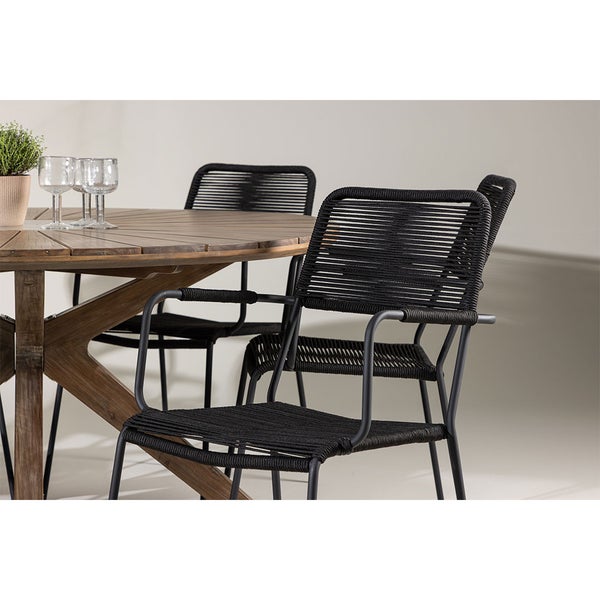 Gartenszene mit rundem Holztisch und schwarzen Stühlen mit Kordelbespannung