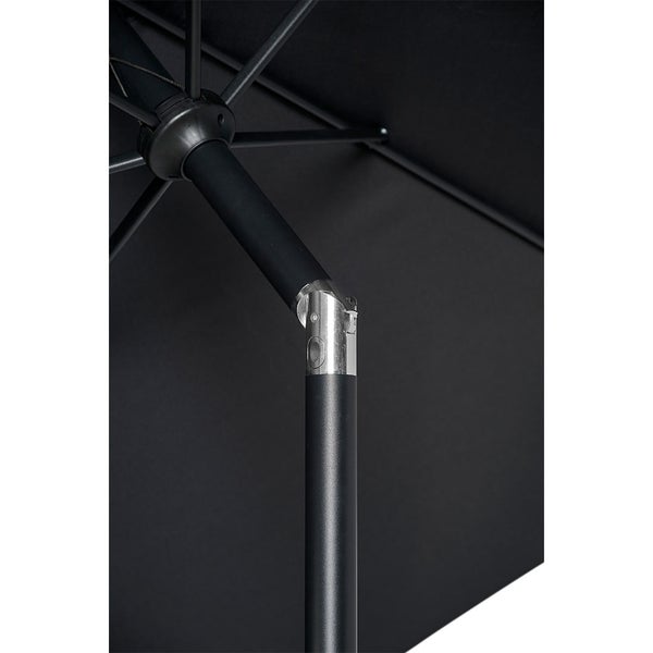 Detailaufnahme eines Sonnenschirms mit Fokus auf Gestell und Mechanismus