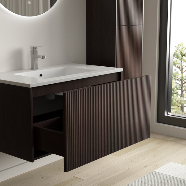 Badezimmermöbel Set mit Waschtisch und geriffeltem Frontdesign in einem modernen, hellen Badezimmer mit Fenster.