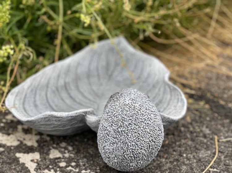 Dekorative Gartenschale in Blattform mit Steinoptik Oberfläche und passendem Dekostein