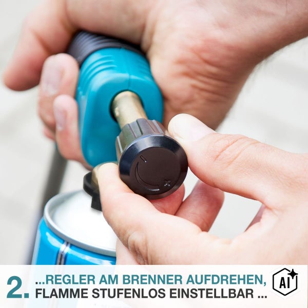 Eine Hand dreht den Einstellregler eines Gasbrenners auf, um die Flammengröße stufenlos zu regulieren.