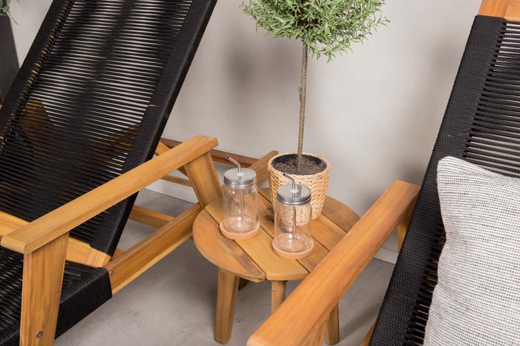 Helles Esszimmer mit Esstisch, Stühlen und Tapete mit floralem Muster