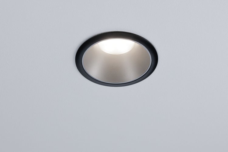 Runder LED Einbaustrahler für die Deckenmontage mit Lichtaustritt in einer hellen Decke