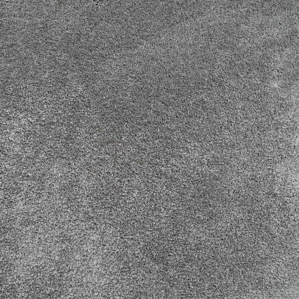 Kurzfloriger Teppichboden mit weicher Textur in Grau.