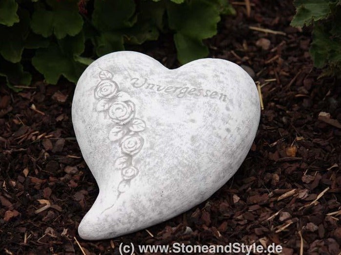Grabschmuck in Herzform aus Stein mit Rosenrelief und Inschrift Unvergessen.