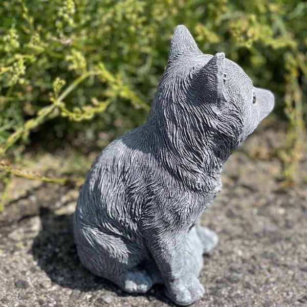 Gartenfigur in Form eines sitzenden Welpen aus Stein für den Außenbereich