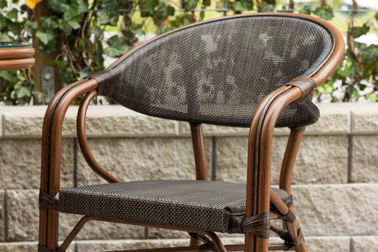 Aufsatzwaschbecken aus Keramik mit Armatur