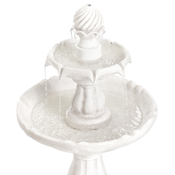 Gartenbrunnen aus Stein auf Kiesweg mit Pflanzen