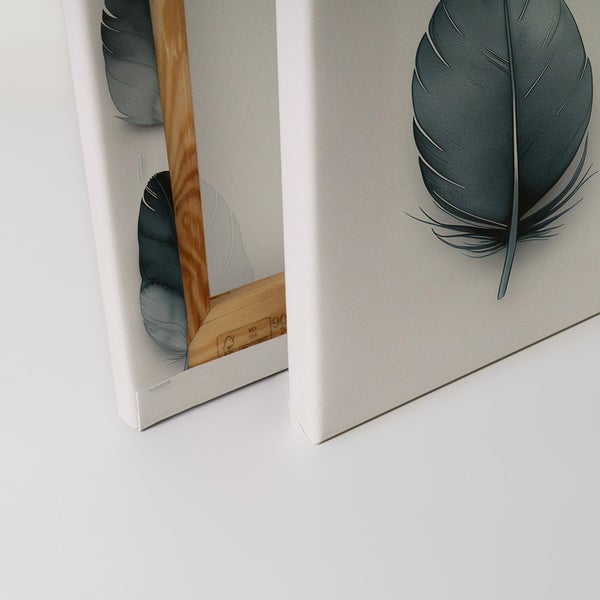 Nahaufnahme von zwei Leinwandbildern mit Federdruck und Holzrahmen