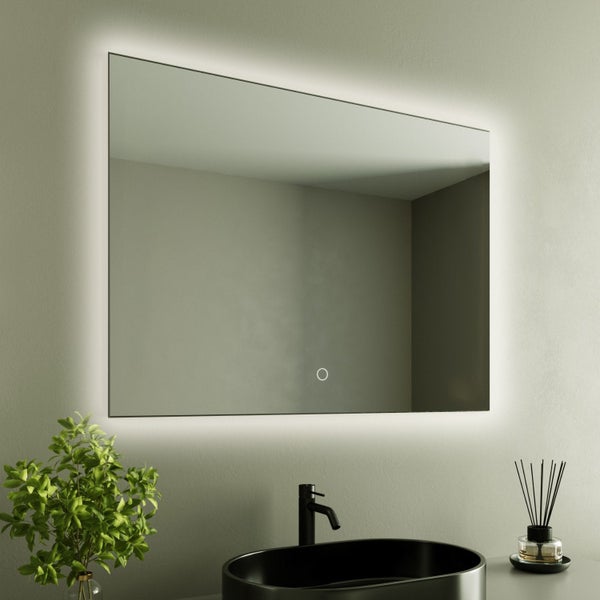 Rechteckiger Badezimmerspiegel mit indirekter LED Beleuchtung und Touch Sensor an der Wand über einem schwarzen Waschbecken montiert.