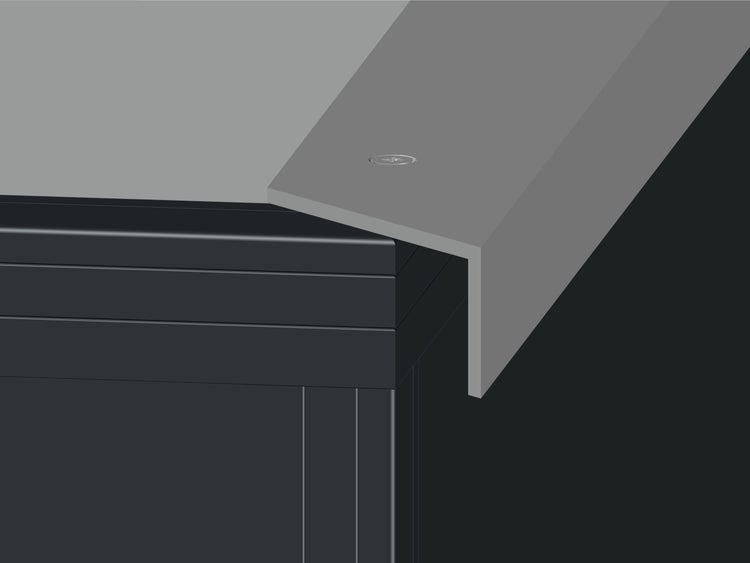 Detailansicht eines Metallprofils, das mit einer Schraube an einer Kante befestigt wird.