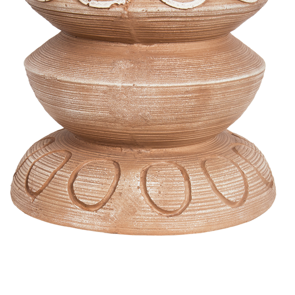 Detailansicht einer Terrakotta-Gartenbank